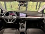 Volkswagen Golf 1.0 TSI Life | Adaptive Cruise Control | Parkeersensoren | Apple Carplay | Android Auto | Sfeerverlichting | Trekhaak | 17" Lichtmetaal | Airconditioning