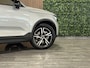 Volvo XC40 B4 Plus Dark Trekhaak | Harman Kardon | Bestuurdersstoel elektrisch geheugen | Stoel en Stuurwielverwarming | Adaptieve Cruise Control | Pilot Assist | BLIS Dode Hoek Detectie | Parkeercamera | Zitting verlenging voorstoelen | Passagiersstoel elektrisch | 18 Inch | Google Infotainment | Keyless Drive | Parkeersensroen voor+achter | Voorruitverwarming | Elektrisch bedienbare achterklep | DAB Radio | Apple Carplay/Android Auto | Draadloos telefoon opladen | Volvo On Call met mobiele App functie | Silver Dawn Metallic |