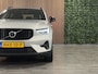 Volvo XC40 B4 Plus Dark Trekhaak | Harman Kardon | Bestuurdersstoel elektrisch geheugen | Stoel en Stuurwielverwarming | Adaptieve Cruise Control | Pilot Assist | BLIS Dode Hoek Detectie | Parkeercamera | Zitting verlenging voorstoelen | Passagiersstoel elektrisch | 18 Inch | Google Infotainment | Keyless Drive | Parkeersensroen voor+achter | Voorruitverwarming | Elektrisch bedienbare achterklep | DAB Radio | Apple Carplay/Android Auto | Draadloos telefoon opladen | Volvo On Call met mobiele App functie | Silver Dawn Metallic |