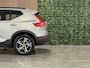 Volvo XC40 B4 Plus Dark Trekhaak | Harman Kardon | Bestuurdersstoel elektrisch geheugen | Stoel en Stuurwielverwarming | Adaptieve Cruise Control | Pilot Assist | BLIS Dode Hoek Detectie | Parkeercamera | Zitting verlenging voorstoelen | Passagiersstoel elektrisch | 18 Inch | Google Infotainment | Keyless Drive | Parkeersensroen voor+achter | Voorruitverwarming | Elektrisch bedienbare achterklep | DAB Radio | Apple Carplay/Android Auto | Draadloos telefoon opladen | Volvo On Call met mobiele App functie | Silver Dawn Metallic |