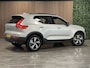 Volvo XC40 B4 Plus Dark Trekhaak | Harman Kardon | Bestuurdersstoel elektrisch geheugen | Stoel en Stuurwielverwarming | Adaptieve Cruise Control | Pilot Assist | BLIS Dode Hoek Detectie | Parkeercamera | Zitting verlenging voorstoelen | Passagiersstoel elektrisch | 18 Inch | Google Infotainment | Keyless Drive | Parkeersensroen voor+achter | Voorruitverwarming | Elektrisch bedienbare achterklep | DAB Radio | Apple Carplay/Android Auto | Draadloos telefoon opladen | Volvo On Call met mobiele App functie | Silver Dawn Metallic |