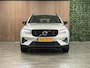 Volvo XC40 B4 Plus Dark Trekhaak | Harman Kardon | Bestuurdersstoel elektrisch geheugen | Stoel en Stuurwielverwarming | Adaptieve Cruise Control | Pilot Assist | BLIS Dode Hoek Detectie | Parkeercamera | Zitting verlenging voorstoelen | Passagiersstoel elektrisch | 18 Inch | Google Infotainment | Keyless Drive | Parkeersensroen voor+achter | Voorruitverwarming | Elektrisch bedienbare achterklep | DAB Radio | Apple Carplay/Android Auto | Draadloos telefoon opladen | Volvo On Call met mobiele App functie | Silver Dawn Metallic |