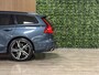 Volvo V60 T6 AWD Recharge R-Design | Vol! | Schuifdak | Trekhaak | Stoelventilatie | FOUR-C Onderstel* | 360° Camera | Head-Up Display | Harman Kardon | Stoelmassage | Adaptieve Cruise Control | Standkachel met Volvo On Call App | Stoelverwarming voor+achter | Stuurwielverwarming | Full LED Meesturende koplampen | Pilot Assist | BLIS Dode Hoek Detectie | Gelamineerde/geluidwerende zijruiten | 19 Inch | Voorstoelen elektrisch geheugen | Zitting verlenging voorstoelen | Nappa Lederen bekleding | Keyless Drive | Parkeersensoren voor+achter | Privacy Glass | Elektrisch bedienbare achterklep | Alarm Klasse III | DAB Radio | Apple Carplay/Android Auto | Denim Blue Metallic |