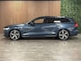 Volvo V60 T6 AWD Recharge R-Design | Vol! | Schuifdak | Trekhaak | Stoelventilatie | FOUR-C Onderstel* | 360° Camera | Head-Up Display | Harman Kardon | Stoelmassage | Adaptieve Cruise Control | Standkachel met Volvo On Call App | Stoelverwarming voor+achter | Stuurwielverwarming | Full LED Meesturende koplampen | Pilot Assist | BLIS Dode Hoek Detectie | Gelamineerde/geluidwerende zijruiten | 19 Inch | Voorstoelen elektrisch geheugen | Zitting verlenging voorstoelen | Nappa Lederen bekleding | Keyless Drive | Parkeersensoren voor+achter | Privacy Glass | Elektrisch bedienbare achterklep | Alarm Klasse III | DAB Radio | Apple Carplay/Android Auto | Denim Blue Metallic |