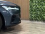 Volvo V60 T6 AWD Recharge R-Design | Vol! | Schuifdak | Trekhaak | Stoelventilatie | FOUR-C Onderstel* | 360° Camera | Head-Up Display | Harman Kardon | Stoelmassage | Adaptieve Cruise Control | Standkachel met Volvo On Call App | Stoelverwarming voor+achter | Stuurwielverwarming | Full LED Meesturende koplampen | Pilot Assist | BLIS Dode Hoek Detectie | Gelamineerde/geluidwerende zijruiten | 19 Inch | Voorstoelen elektrisch geheugen | Zitting verlenging voorstoelen | Nappa Lederen bekleding | Keyless Drive | Parkeersensoren voor+achter | Privacy Glass | Elektrisch bedienbare achterklep | Alarm Klasse III | DAB Radio | Apple Carplay/Android Auto | Denim Blue Metallic |