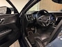 Volvo V60 T6 AWD Recharge R-Design | Vol! | Schuifdak | Trekhaak | Stoelventilatie | FOUR-C Onderstel* | 360° Camera | Head-Up Display | Harman Kardon | Stoelmassage | Adaptieve Cruise Control | Standkachel met Volvo On Call App | Stoelverwarming voor+achter | Stuurwielverwarming | Full LED Meesturende koplampen | Pilot Assist | BLIS Dode Hoek Detectie | Gelamineerde/geluidwerende zijruiten | 19 Inch | Voorstoelen elektrisch geheugen | Zitting verlenging voorstoelen | Nappa Lederen bekleding | Keyless Drive | Parkeersensoren voor+achter | Privacy Glass | Elektrisch bedienbare achterklep | Alarm Klasse III | DAB Radio | Apple Carplay/Android Auto | Denim Blue Metallic |