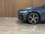 Volvo V60 T6 AWD Recharge R-Design | Vol! | Schuifdak | Trekhaak | Stoelventilatie | FOUR-C Onderstel* | 360° Camera | Head-Up Display | Harman Kardon | Stoelmassage | Adaptieve Cruise Control | Standkachel met Volvo On Call App | Stoelverwarming voor+achter | Stuurwielverwarming | Full LED Meesturende koplampen | Pilot Assist | BLIS Dode Hoek Detectie | Gelamineerde/geluidwerende zijruiten | 19 Inch | Voorstoelen elektrisch geheugen | Zitting verlenging voorstoelen | Nappa Lederen bekleding | Keyless Drive | Parkeersensoren voor+achter | Privacy Glass | Elektrisch bedienbare achterklep | Alarm Klasse III | DAB Radio | Apple Carplay/Android Auto | Denim Blue Metallic |