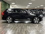 Volvo XC60 T6 AWD Recharge Plus Bright 360 Camera | Stoelventilatie | All Season Banden | Adaptieve Cruise Control | Standkachel met Volvo On Call App | Stoel en Stuurwielverwarming | Full LED Meesturende koplampen | Pilot Assist | BLIS Dode Hoek Detectie | Elektrische voorstoelen geheugen | Nappa lederen bekleding | Zitting verlenging voorstoelen | Schuifdak | 19 Inch | Google Infotainment | Keyless Drive | Parkeersensoren voor+achter | Geïntegreerde kinderzitjes achterin | Privacy Glass | Elektrisch bedienbare achterklep | DAB Radio | Apple Carplay | Android Auto | Draadloos telefoon opladen | Onyx Black Metallic |