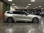 Volvo V60 T6 AWD Recharge R-Design Schuifdak | Harman Kardon | Adaptieve Cruise Control | Standkachel met Volvo On Call App | Stoelverwarming | Parkeercamera | Pilot Assisst | BLIS Dode Hoek Detectie | Bestuurdersstoel elektrisch geheugen | Contour stoelen leder | Zitting verlenging voorstoelen | 19 Inch | Keyless Drive | Parkeersensoren voor+achter | Privacy Glass | Elektrisch bedienbare achterklep | DAB Radio | Apple Carplay/Android Auto | Bright Silver Metallic |