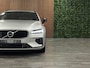 Volvo V60 T6 AWD Recharge R-Design Schuifdak | Harman Kardon | Adaptieve Cruise Control | Standkachel met Volvo On Call App | Stoelverwarming | Parkeercamera | Pilot Assisst | BLIS Dode Hoek Detectie | Bestuurdersstoel elektrisch geheugen | Contour stoelen leder | Zitting verlenging voorstoelen | 19 Inch | Keyless Drive | Parkeersensoren voor+achter | Privacy Glass | Elektrisch bedienbare achterklep | DAB Radio | Apple Carplay/Android Auto | Bright Silver Metallic |