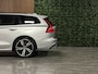 Volvo V60 T6 AWD Recharge R-Design Schuifdak | Harman Kardon | Adaptieve Cruise Control | Standkachel met Volvo On Call App | Stoelverwarming | Parkeercamera | Pilot Assisst | BLIS Dode Hoek Detectie | Bestuurdersstoel elektrisch geheugen | Contour stoelen leder | Zitting verlenging voorstoelen | 19 Inch | Keyless Drive | Parkeersensoren voor+achter | Privacy Glass | Elektrisch bedienbare achterklep | DAB Radio | Apple Carplay/Android Auto | Bright Silver Metallic |
