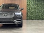 Volvo XC90 T8 AWD Recharge Ultra Bright Stoelventilatie | All Season Banden | Head-Up Display | 455pk | Harman Kardon | Stoelmassage | Alcantara hemelbekleding | Adaptieve Cruise Control | Stoelverwarming voor+achter | Stuurwielverwarming | Schuifdak | Full LED Meesturende koplampen | Pilot Assist | BLIS Dode Hoek Detectie | Lederen zonnekleppen en handgrepen | Parkeercamera | Elektrische voorstoelen geheugen | Nappa lederen bekleding | Zitting verlenging voorstoelen | Lederen dashboard | Google Infotainment | Keyless Drive | Parkeersensoren voor+achter | Elektrisch bedienbare achterklep | Geintegreerd kinderzitje achterin | Geintegreerde zongordijnen achterportieren | 7-Persoons | 4-Zone Climate Control | Verlichte instaplijsten | DAB Radio | Apple Carplay/Android Auto | Draadloos telefoon opladen | Volvo On Call met mobiele App functie | Platinum Grey Metallic |