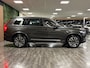 Volvo XC90 T8 AWD Recharge Ultra Bright Stoelventilatie | All Season Banden | Head-Up Display | 455pk | Harman Kardon | Stoelmassage | Alcantara hemelbekleding | Adaptieve Cruise Control | Stoelverwarming voor+achter | Stuurwielverwarming | Schuifdak | Full LED Meesturende koplampen | Pilot Assist | BLIS Dode Hoek Detectie | Lederen zonnekleppen en handgrepen | Parkeercamera | Elektrische voorstoelen geheugen | Nappa lederen bekleding | Zitting verlenging voorstoelen | Lederen dashboard | Google Infotainment | Keyless Drive | Parkeersensoren voor+achter | Elektrisch bedienbare achterklep | Geintegreerd kinderzitje achterin | Geintegreerde zongordijnen achterportieren | 7-Persoons | 4-Zone Climate Control | Verlichte instaplijsten | DAB Radio | Apple Carplay/Android Auto | Draadloos telefoon opladen | Volvo On Call met mobiele App functie | Platinum Grey Metallic |