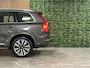 Volvo XC90 T8 AWD Recharge Ultra Bright Stoelventilatie | All Season Banden | Head-Up Display | 455pk | Harman Kardon | Stoelmassage | Alcantara hemelbekleding | Adaptieve Cruise Control | Stoelverwarming voor+achter | Stuurwielverwarming | Schuifdak | Full LED Meesturende koplampen | Pilot Assist | BLIS Dode Hoek Detectie | Lederen zonnekleppen en handgrepen | Parkeercamera | Elektrische voorstoelen geheugen | Nappa lederen bekleding | Zitting verlenging voorstoelen | Lederen dashboard | Google Infotainment | Keyless Drive | Parkeersensoren voor+achter | Elektrisch bedienbare achterklep | Geintegreerd kinderzitje achterin | Geintegreerde zongordijnen achterportieren | 7-Persoons | 4-Zone Climate Control | Verlichte instaplijsten | DAB Radio | Apple Carplay/Android Auto | Draadloos telefoon opladen | Volvo On Call met mobiele App functie | Platinum Grey Metallic |