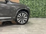 Volvo XC90 T8 AWD Recharge Ultra Bright Stoelventilatie | All Season Banden | Head-Up Display | 455pk | Harman Kardon | Stoelmassage | Alcantara hemelbekleding | Adaptieve Cruise Control | Stoelverwarming voor+achter | Stuurwielverwarming | Schuifdak | Full LED Meesturende koplampen | Pilot Assist | BLIS Dode Hoek Detectie | Lederen zonnekleppen en handgrepen | Parkeercamera | Elektrische voorstoelen geheugen | Nappa lederen bekleding | Zitting verlenging voorstoelen | Lederen dashboard | Google Infotainment | Keyless Drive | Parkeersensoren voor+achter | Elektrisch bedienbare achterklep | Geintegreerd kinderzitje achterin | Geintegreerde zongordijnen achterportieren | 7-Persoons | 4-Zone Climate Control | Verlichte instaplijsten | DAB Radio | Apple Carplay/Android Auto | Draadloos telefoon opladen | Volvo On Call met mobiele App functie | Platinum Grey Metallic |