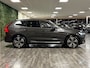 Volvo XC60 T6 AWD Recharge Plus Bright Long Range Luchtvering | Trekhaak | 360 Camera | Harman Kardon | Adaptieve Cruise Control | Standkachel met Volvo On Call App | Stoel en Stuurwielverwarming | Schuifdak | Full LED Meesturende koplampen | Pilot Assist | Elektrische voorstoelen geheugen | Lederen bekleding | Zitting verlenging voorstoelen | 19 Inch | Google Infotainment | Keyless Drive | Parkeersensoren voor+achter | Privacy Glass | Elektrisch bedienbare achterklep | DAB Radio | Apple Carplay/Android Auto | Draadloos telefoon opladen | Platinum Grey Metallic |