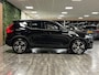 Volvo XC40 T5 Recharge Inscription Parkeercamera | 19 Inch | Cruise Control | Zitting verlenging voorstoelen | Keyless Drive | Parkeersensoren voor+achter | Privacy Glass | Elektrisch bedienbare achterklep | Breedstralers in voorbumper | Climate Control L+R | DAB Radio | Apple Carplay/Android Auto | Volvo On Call met mobiele App functie |