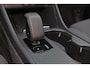 Volvo EC40 Extended Range Plus Black Edi. 82 kWh - Panoramadak - IntelliSafe Assist & Surround - 360º Camera - Harman/Kardon audio - Verwarmde voorstoelen, stuur & achterbank - Parkeersensoren voor & achter - Elektr. bedienb. voorstoelen met geheugen links - Draadloze tel. lader - Warmtepomp - Extra getint glas - 20' LMV