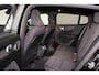 Volvo EC40 Extended Range Plus Black Edi. 82 kWh - Panoramadak - IntelliSafe Assist & Surround - 360º Camera - Harman/Kardon audio - Verwarmde voorstoelen, stuur & achterbank - Parkeersensoren voor & achter - Elektr. bedienb. voorstoelen met geheugen links - Draadloze tel. lader - Warmtepomp - Extra getint glas - 20' LMV