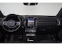 Volvo EC40 Extended Range Plus Black Edi. 82 kWh - Panoramadak - IntelliSafe Assist & Surround - 360º Camera - Harman/Kardon audio - Verwarmde voorstoelen, stuur & achterbank - Parkeersensoren voor & achter - Elektr. bedienb. voorstoelen met geheugen links - Draadloze tel. lader - Warmtepomp - Extra getint glas - 20' LMV