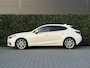 Mazda 3 2.0 GT-M, BOSE, NAVI, CRUISE, HUD, PDC, LED, CLIMATE CONTROL, STOELVERWARMING, KEYLESS, ELEKTRISCHE STOELEN, PARELMOUR, LICHTMETAAL 18"