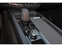 Volvo XC60 T6 Recharge AWD Core Bright - Panorama/schuifdak - IntelliSafe Assist - Adaptieve LED koplampen - Parkeercamera achter - Verwarmde voorstoelen, stuur & achterbank - Parkeersensoren voor & achter - Draadloze tel. lader - Standkachel - Extra getint glas - Elektr. inklapbare trekhaak - 18' LMV