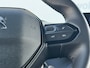 Peugeot 2008 1.2 Allure Pack 100PK 6-bak | Verwarmde Stoelen | Apple Carplay/Android Auto | Airco | Cruise Control | Sensoren Achter | LED | 17" LM