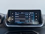 Peugeot 2008 1.2 Allure Pack 100PK 6-bak | Verwarmde Stoelen | Apple Carplay/Android Auto | Airco | Cruise Control | Sensoren Achter | LED | 17" LM
