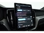 Volvo XC60 2.0 T6 Plug-in hybrid AWD Ultra Black Edition | Facelift | Pano-dak | HUD | H&K Audio | Sportstoelen | ACC | 4x stoel + stuurverw. |