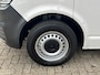 Volkswagen Transporter 2.0 TDI L2H1 Sortimo Kastinrichting Airco Cruise controle Trekhaak 2200kg trekgewicht Imperiaal Schuifdeur Parkeerhulp achter Telefoonverbinding Euro 6 1e eigenaar Sortimo