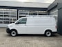 Volkswagen Transporter 2.0 TDI L2H1 Sortimo Kastinrichting Airco Cruise controle Trekhaak 2200kg trekgewicht Imperiaal Schuifdeur Parkeerhulp achter Telefoonverbinding Euro 6 1e eigenaar Sortimo