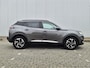 Peugeot 2008 1.2 130PK PureTech | Allure Pack | Achteruitrijcamera | 16 Inch LMV | Parkeersensoren achter | Dakrails | Half leder / stoffen bekleding | Achteruitrijcamera | Apple Carplay/Android Auto|telefoonintegratie premium | Armsteun voor