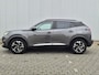 Peugeot 2008 1.2 130PK PureTech | Allure Pack | Achteruitrijcamera | 16 Inch LMV | Parkeersensoren achter | Dakrails | Half leder / stoffen bekleding | Achteruitrijcamera | Apple Carplay/Android Auto|telefoonintegratie premium | Armsteun voor