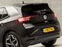 Volkswagen ID.3 First Plus 58 kWh 204Pk Automaat (APPLE CARPLAY, GROOT NAVI, CAMERA, STUUR/STOELVERWARMING, KEYLESS, GETINT GLAS, ADAPTIVE CRUISE, ZWART HEMEL, NIEUWSTAAT)