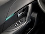 Peugeot 2008 1.2 PureTech Allure Sport Automaat (APPLE CARPLAY, GROOT NAVI, LEDER, ZWART HEMEL, 360 CAMERA, SPORTSTOELEN, GETINT GLAS, CRUISE, NIEUWSTAAT)