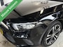Mercedes-Benz A-klasse 180 Buss Solution AMG | Navi | LED | Camera | CarPlay | Cruise | Virtual | Keyless | PDC | Sfeerverl | Leder |