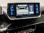 Peugeot 2008 1.2 PureTech Allure Sport (VIRTUAL COCKPIT, APPLE CARPLAY, GROOT NAVI, LEDER, 360 CAMERA, SPORTSTOELEN, KEYLESS, GETINT GLAS, LED KOPLAMPEN, NIEUWE APK, NIEUWSTAAT)