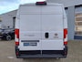 Fiat Ducato L2H2 2.2 BlueHDI 180pk 3.5t HEAVY | BPM vrij | NAVI | Multimedia | Apple CarPlay | Android Auto | Achteruitrijcamera | Parkeersensoren achter | Dode hoek detectie | Digital cockpit | Stuurwielbediening | Inklapbare buitenspiegels | Bestuurdersstoel comfort | Armsteun | Bank voorpassagiers | Airbags | Verzwaarde vering | Zware variant | Reservewiel | N403779