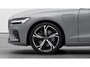 Volvo V60 2.0 T8 Plug-in hybrid AWD Plus Dark Premium Pack | Rondomzicht camera | Elektrisch glazen panorama-dak | Head-up displat | Extra getint glas achter | 19" 5-triplespaaks Glossy Black Diamond Cut