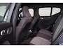 Volvo XC40 B4 Plus Dark - IntelliSafe Assist & Surround - Harman/Kardon audio - Parkeercamera achter - Verwarmde voorstoelen & stuur - Parkeersensoren voor & achter - Elektr. bedienb. voorstoelen met geheugen links - Draadloze tel. lader - Elektr. inklapbare trekhaak - 19' LMV