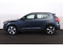 Volvo XC40 B4 Plus Dark - IntelliSafe Assist & Surround - Harman/Kardon audio - Parkeercamera achter - Verwarmde voorstoelen & stuur - Parkeersensoren voor & achter - Elektr. bedienb. voorstoelen met geheugen links - Draadloze tel. lader - Elektr. inklapbare trekhaak - 19' LMV