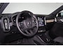 Volvo XC40 B4 Plus Dark - IntelliSafe Assist & Surround - Harman/Kardon audio - Parkeercamera achter - Verwarmde voorstoelen & stuur - Parkeersensoren voor & achter - Elektr. bedienb. voorstoelen met geheugen links - Draadloze tel. lader - Elektr. inklapbare trekhaak - 19' LMV