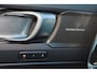 Volvo XC40 B4 Plus Dark - IntelliSafe Assist & Surround - Harman/Kardon audio - Parkeercamera achter - Verwarmde voorstoelen & stuur - Parkeersensoren voor & achter - Elektr. bedienb. voorstoelen met geheugen links - Draadloze tel. lader - Elektr. inklapbare trekhaak - 19' LMV