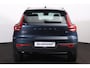 Volvo XC40 B4 Plus Dark - IntelliSafe Assist & Surround - Harman/Kardon audio - Parkeercamera achter - Verwarmde voorstoelen & stuur - Parkeersensoren voor & achter - Elektr. bedienb. voorstoelen met geheugen links - Draadloze tel. lader - Elektr. inklapbare trekhaak - 19' LMV