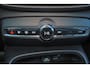 Volvo XC40 B4 Plus Dark - IntelliSafe Assist & Surround - Harman/Kardon audio - Parkeercamera achter - Verwarmde voorstoelen & stuur - Parkeersensoren voor & achter - Elektr. bedienb. voorstoelen met geheugen links - Draadloze tel. lader - Elektr. inklapbare trekhaak - 19' LMV