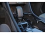 Volvo XC40 B4 Plus Dark - IntelliSafe Assist & Surround - Harman/Kardon audio - Parkeercamera achter - Verwarmde voorstoelen & stuur - Parkeersensoren voor & achter - Elektr. bedienb. voorstoelen met geheugen links - Draadloze tel. lader - Elektr. inklapbare trekhaak - 19' LMV