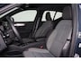 Volvo XC40 B4 Plus Dark - IntelliSafe Assist & Surround - Harman/Kardon audio - Parkeercamera achter - Verwarmde voorstoelen & stuur - Parkeersensoren voor & achter - Elektr. bedienb. voorstoelen met geheugen links - Draadloze tel. lader - Elektr. inklapbare trekhaak - 19' LMV
