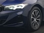 BMW 3-Serie Touring 320e Plug In Hybrid 204pk Dealer O.H. PHEV | Panodak | Widescreen Navi | Camera | Lederen Sportstoelen Verwarmd | Sfeerverlichting | Apple Carplay | Navigatie | Virtual | DAB | Tansanitblau II Metallic |