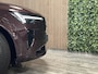 Volvo XC90 T8 AWD Recharge Ultra Dark Vol! | Luchtvering | Bowers & Wilkins | 455pk | Alcantara hemel | 360° Camera | Head-Up Display | Lederen zonnekleppen en handgrepen | Adaptieve Cruise Control | Stoelverwarming voor+achter | Stuurwielverwarming | 22 Inch | Schuifdak | Full LED Meesturende koplampen | Pilot Assist | BLIS Dode Hoek Detectie | Elektrische voorstoelen geheugen | Nordico Microtech Cardamom bekleding | Zitting verlenging voorstoelen | Lederen dashboard | Gelamineerde/geluidwerende zijruiten | Google Infotainment | Keyless Drive | Parkeersensoren voor en achter | Privacy Glass | Elektrisch bedienbare achterklep | Geïntegreerd kinderzitje achterin | Geïntegreerde zongordijnen achterportieren | 7-Persoons | 4-Zone Climate Control | Verlichte instaplijsten | 4-Spaaks Sportstuurwiel | Draadloos telefoon opladen | DAB Radio | Apple Carplay/Android Auto | Alarm Klasse III | Volvo On Call met mobiele App functie | Mulberry Red Metallic |