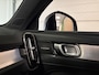 Volvo XC40 B4 Plus Dark Trekhaak | All Season banden | Harman Kardon | Bestuurdersstoel elektrisch geheugen | Adaptieve Cruise Control | Stoel en Stuurwielverwarming | Google Infotainment | Parkeercamera | Pilot Assist | BLIS Dode Hoek Detectie | Keyless Drive | Parkeersensoren voor+achter | Passagiersstoel elektrisch | Elektrisch bedienbare achterklep | 18 Inch | Zitting verlenging voorstoelen | DAB Radio | Apple Carplay/Android Auto | Draadloos telefoon opladen | Volvo On Call met mobiele App functie | Vapour Grey Metallic |